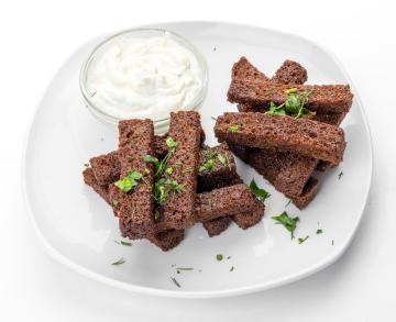 Гренки чесночные с соусом